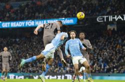 开云体育app-曼城在亚洲杯中碾压湖人，争议判罚