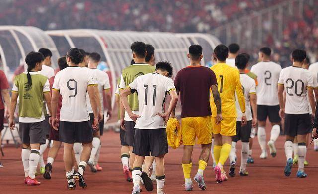 包含国内足球联赛战况激烈，球队技术过招角逐胜利的词条