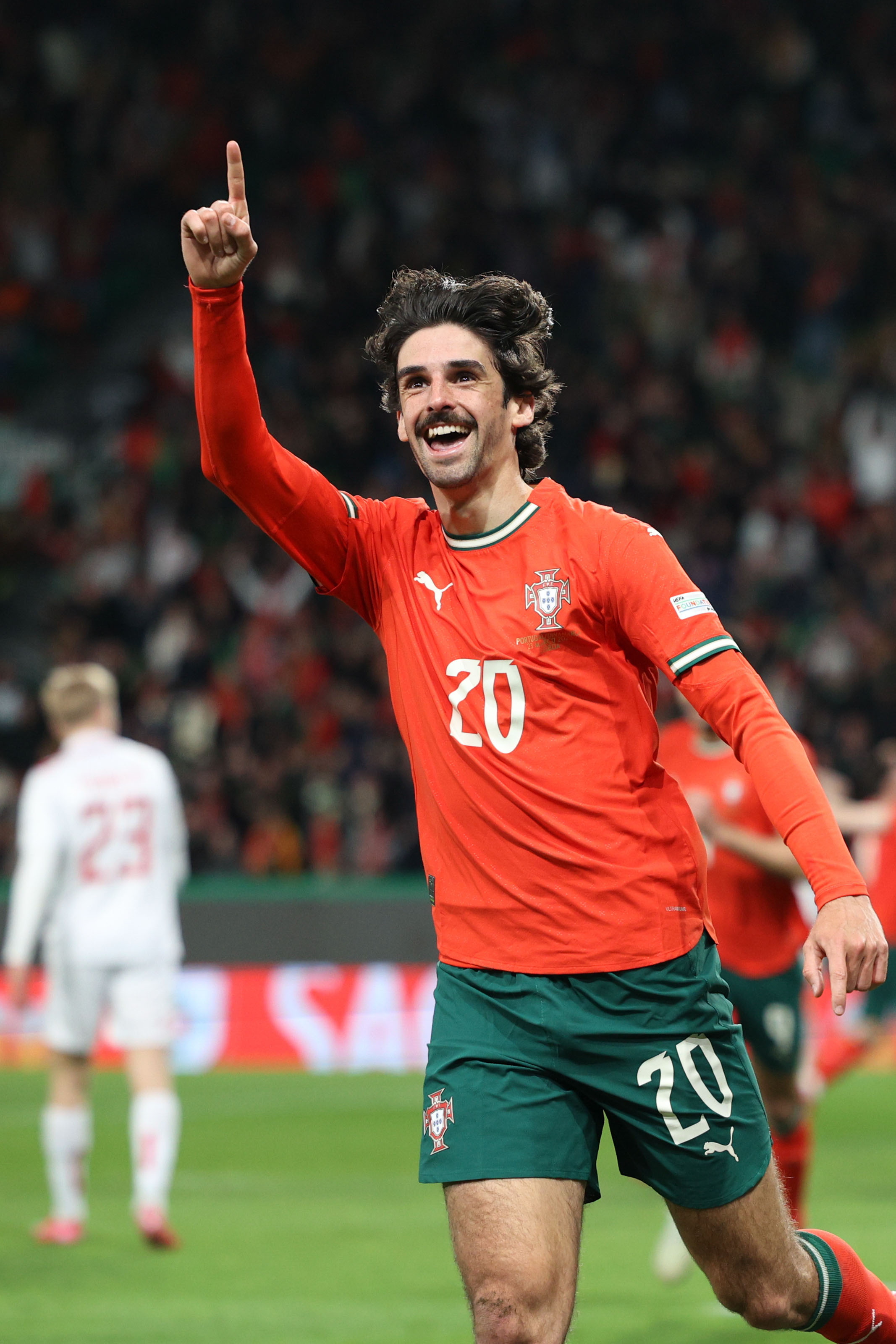 包含欧国联比赛球员个人技术突出，备战期间获得表彰的词条