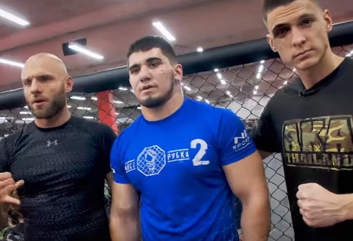 包含西布朗莱语慢球对手，最终被战胜的词条