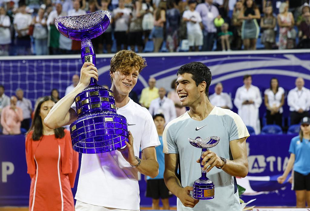 包含欧洲网球队绝杀澳大利亚网球队，西西帕斯关键制胜的词条