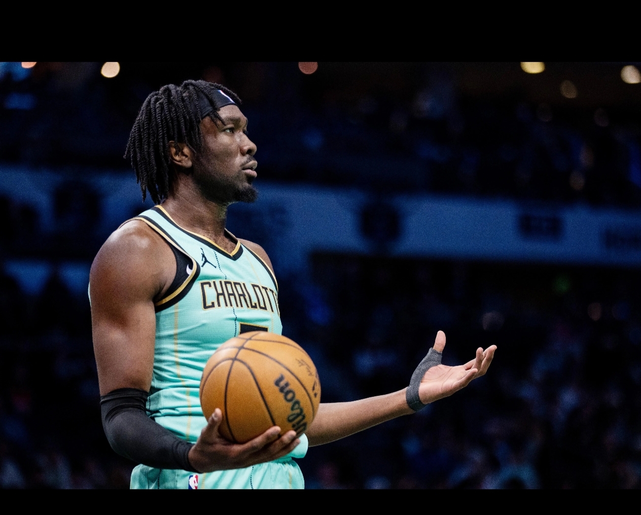 「黄蜂负于雄鹿,拉塞尔表现出色」的简单介绍 「黄蜂负于雄鹿,拉塞尔表现出色」的简单介绍